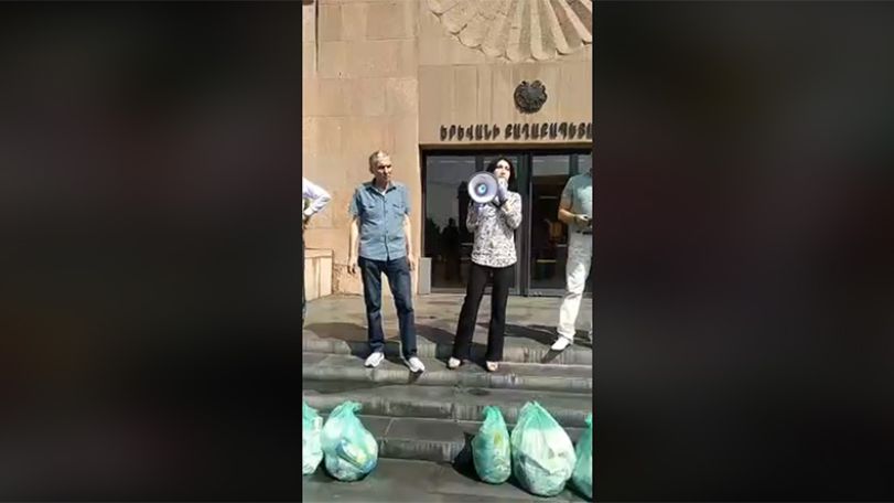 Участники акции протеста принесли к зданию мэрии Еревана пакеты с мусором