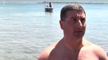 Губернатор Гегаркуникской области Армении поплавал в озере Севан