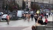 Голые парни в галстуках устроили забег в центре Киева