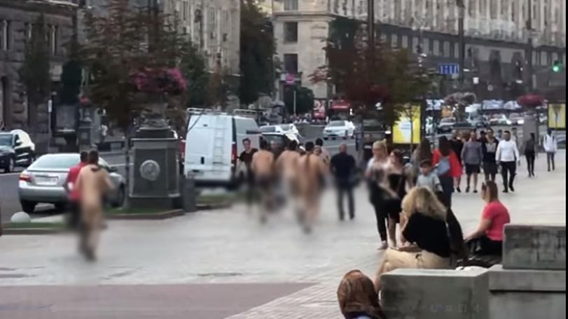 Голые парни в галстуках устроили забег в центре Киева