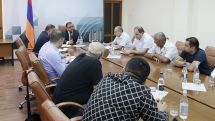 Armenia’s economy minister meets with representatives of dairy companies