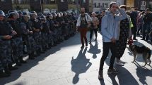 «Вернем себе право на выборы»: митинг оппозиции проходит на проспекте Сахарова в Москве