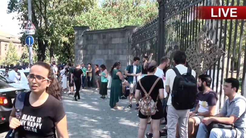 Լարված իրավիճակ Ազգային ժողովի մոտ, դարպասները փակեցին Ամուլսարի ակտիվիստների դիմաց