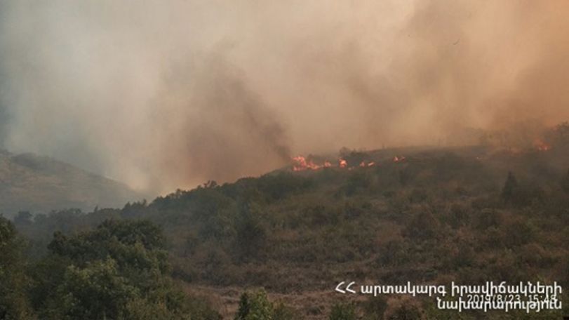 Fire burst out on road leading to “Khosrov” Forest State Reserve extinguished