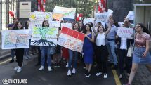 Студенты Армянского государственного экономического университета проводят акцию протеста