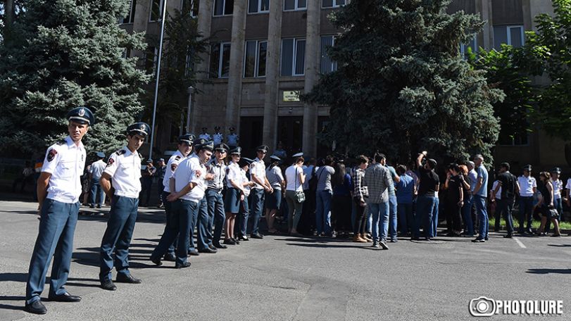 Ռոբերտ Քոչարյանի աջակիցները հավաքվել են ՍԴ դիմաց