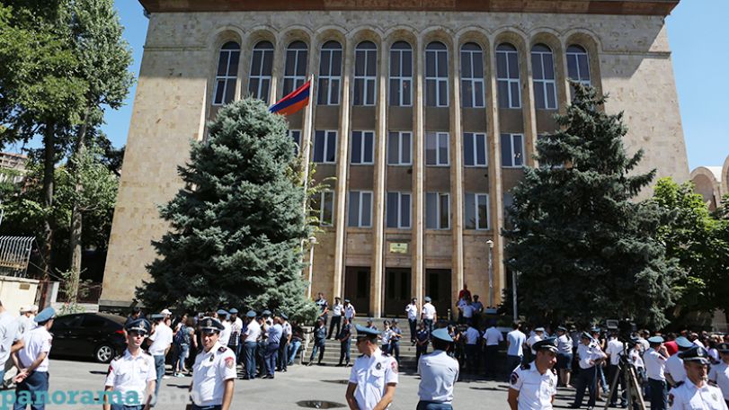 ՍԴ մոտ հավաքվածները սպասում են Ռոբերտ Քոչարյանի գործով որոշմանը