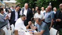 Արմեն Մանուկյան. Քոչարյանի հետ նկարի պատճառով աշխատանքից ազատել են հյուպատոսին