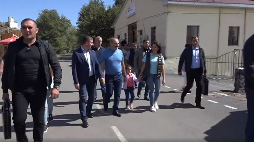 Никол Пашинян участвует в рыбном фестивале на Севане