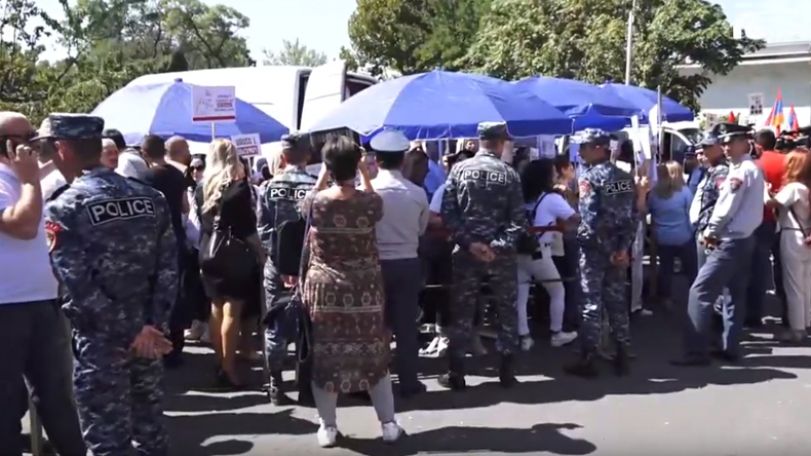 Вскоре будет оглашено решение по ходатайству об отмене ареста Роберта Кочаряна: у суда собрались его сторонники и противники