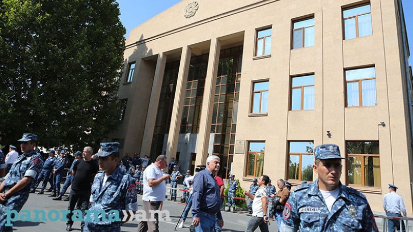Сторонники второго президента Армении Роберта Кочаряна не сомневаются в победе