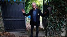 Peter Handke: Critics hit out at Nobel Prize award
