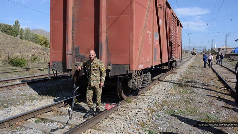 Armenia athlete pulls train wagon with a finger in world record bid