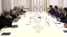 Премьер Армении проводит встречу с матерями погибших военнослужащих