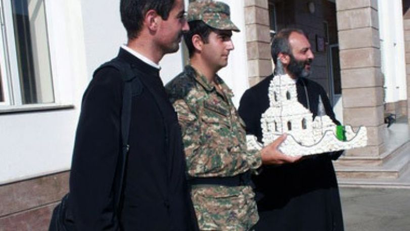 «Անհոգ եղեք, մեր բանակն ամուր է, զինվորն ու սպան կանգնած են իրենց դիրքում». ՊԲ զորամասում (Տեսանյութ)