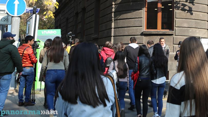 «Будем бороться до конца»: к проводящим сидячий пикет представителям молодежного крыла АРФД присоединились студенты из различных вузов Армении
