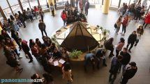 ԵՊՀ ուսանողները նստացույց են անում ռեկտորի պաշտոնակատարի աշխատասենյակի մոտ