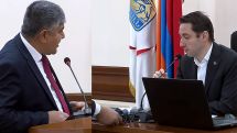 Член Совета старейшин подарил мэру Еревана галстук