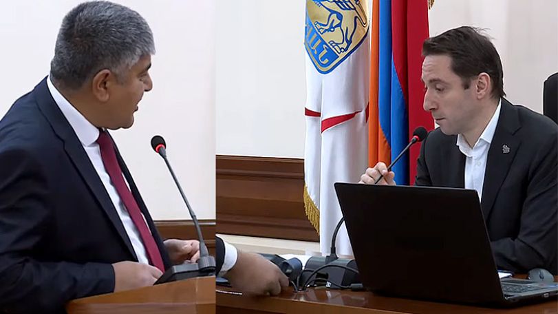 Член Совета старейшин подарил мэру Еревана галстук