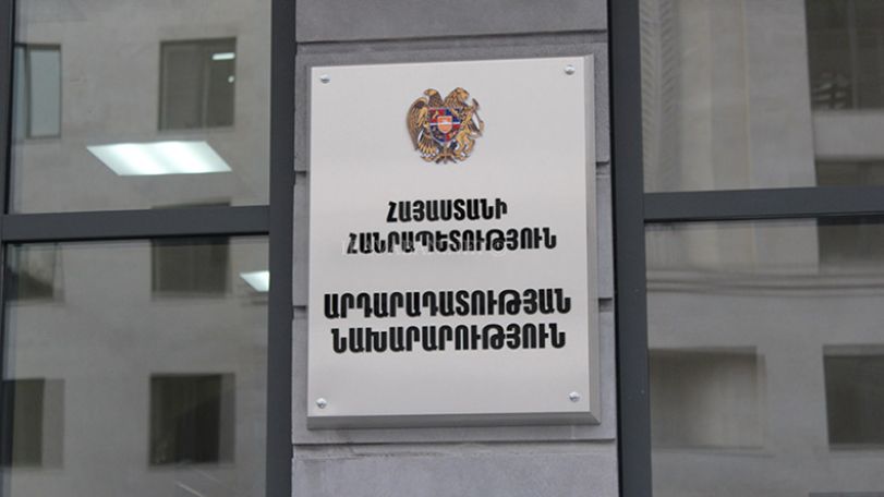 Минюст опровергает сведения об усыновлении известным арбитром Пьерлуиджи Коллиной ребенка из Армении