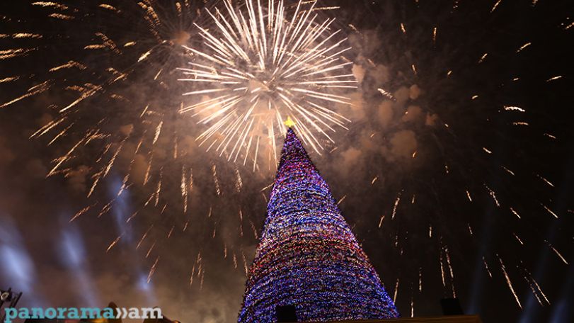 Yerevan New Year tree among three tallest in CIS capitals