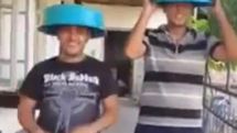 Жители города в Грузии надели на себя тазики и пустые ведра в рамках Ice Bucket Challenge