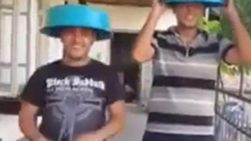 Жители города в Грузии надели на себя тазики и пустые ведра в рамках Ice Bucket Challenge