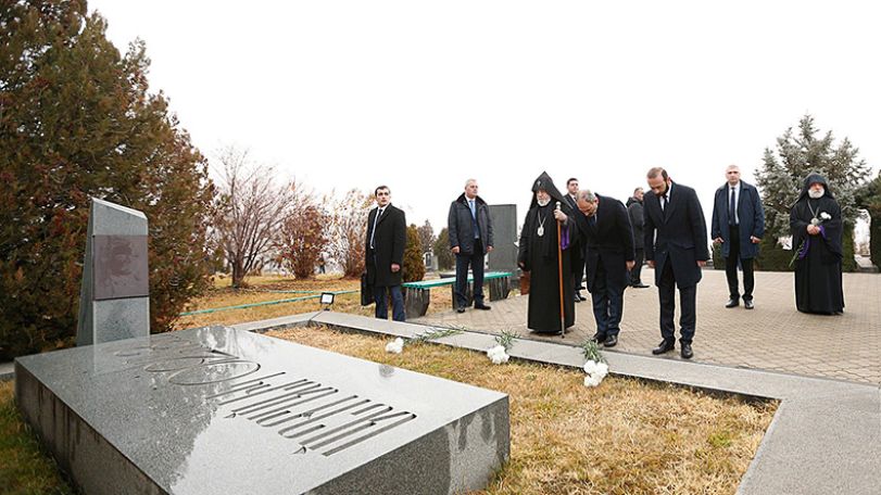 PM Nikol Pashinyan visits Yerablur Pantheon