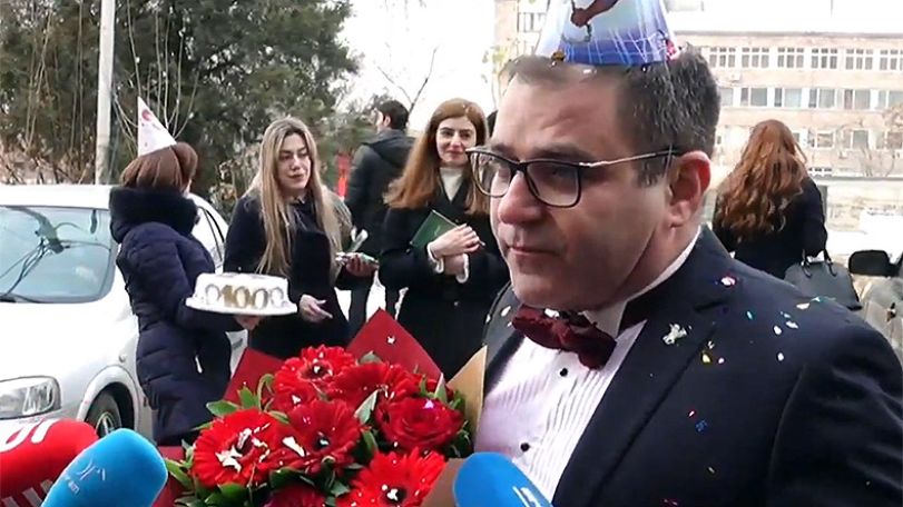 Նարեկ Մալյանը տորթով, ծաղիկներով, շամպայնով ու թիթեռնիկով ներկայացել է հոբելյանական հարցաքննությանը