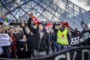 Работа Лувра парализована из-за перекрывших вход в музей участников акции протеста