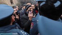 Фермеры вновь проводят акцию протеста у здания правительства