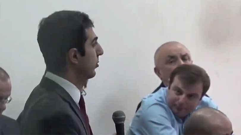 Նախորդ նիստից բացակայած փաստաբանները դժգոհություն հայտնեցին նախագահող դատավորի անգործության ու ոչ պրոֆեսիոնալ լինելու վերաբերյալ