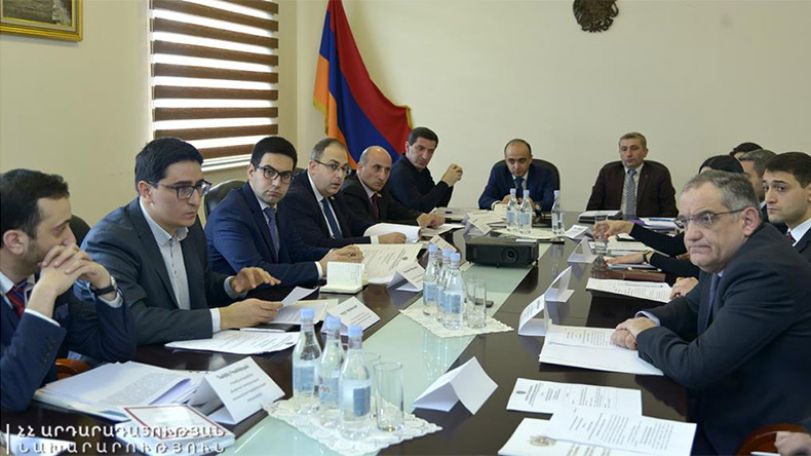 Government commission on constitutional changes holds its first meeting
