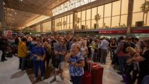 Сотни туристов изолировали в отеле на Канарских островах из-за коронавируса
