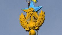 Хулиганство, вандализм или… Украинский флаг на звезде «сталинской высотки» в Москве стал темой международного скандала 