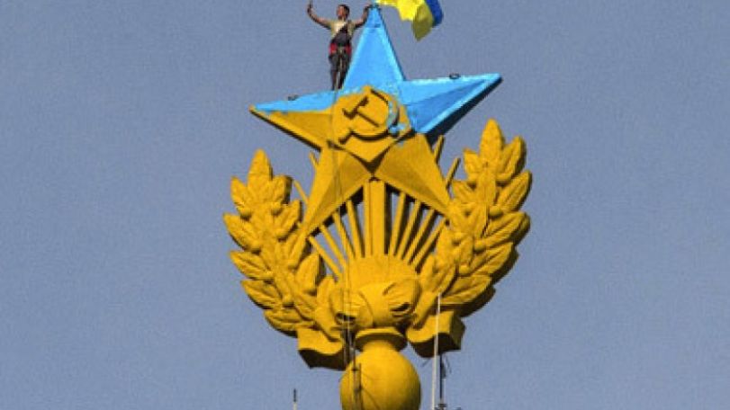 Хулиганство, вандализм или… Украинский флаг на звезде «сталинской высотки» в Москве стал темой международного скандала 