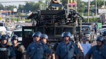 В США митинги из-за убийства полицейским чернокожего подростка Майкла Брауна переросли в беспорядки 