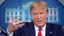 «Они толще»: Трамп заявил, что от коронавируса шарфы защищают лучше, чем медицинские маски