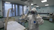 Эпидемиологи назвали сроки передачи коронавируса – РИА Новости