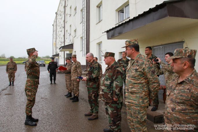 Бако Саакян в городе Мехакаван вручил государственные награды группе военнослужащих Армии обороны