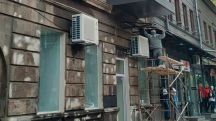 Երևանում պատմամշակութային արժեք ներկայացնող շենքի ճակատը սեփականատերը փորձել է ներկել ու շվաքարան է կառուցել