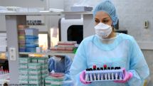За сутки в России выявили 8855 новых случаев заражения коронавирусом