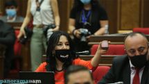Наира Зограбян в зале НС Армении представила генпрокурору сообщение о преступлении