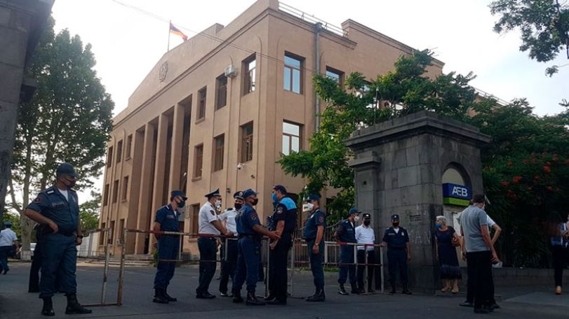 Շենգավիթ դատարանի դիմաց բազմաթիվ ոստիկաններ են բերվել