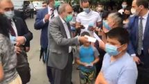 Pashinyan tours Yerevan streets and offers face masks to passers-by