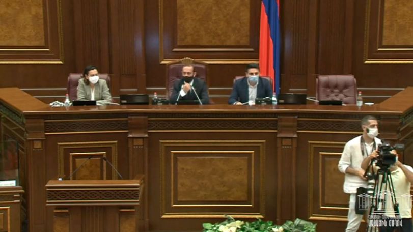 НС Армении проводит внеочередное заседание