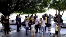 Желающие выехать в Россию граждане проводят акцию протеста у здания правительства вместе с детьми