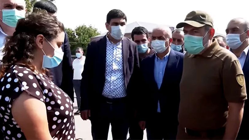 Pashinyan speaks with wife of Armenian captive in Azerbaijan