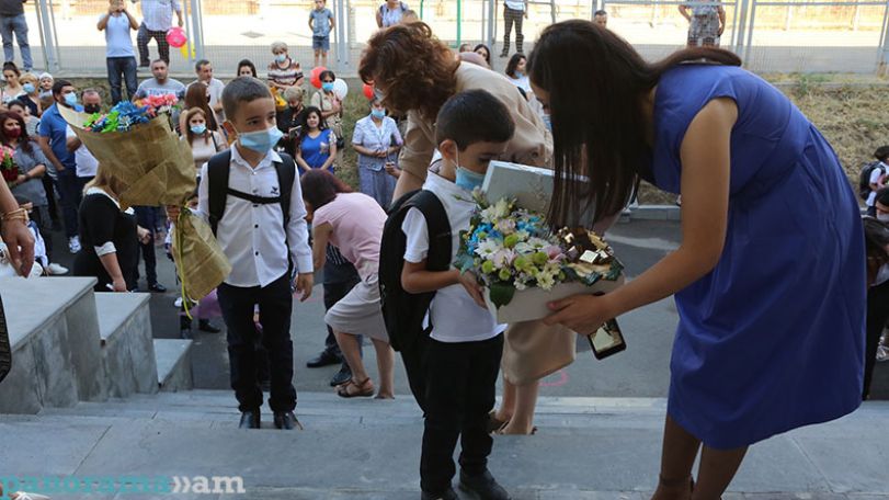 First-grade pupils go to school under Covid-19 restrictions