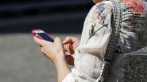 Ученые объяснили опасность излучения экрана смартфона для кожи